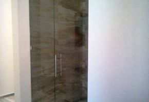 Душевые ограждения из безопасного ударопрочного стекла   в Тюмени