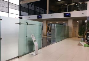 Автосалон ŠKODA (г. Тюмень): установка перегородок NAYADA-Crystal с откатными дверьми