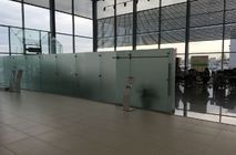 Автосалон ŠKODA (г. Тюмень): установка перегородок NAYADA-Crystal с откатными дверьми