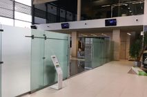 Автосалон ŠKODA (г. Тюмень): установка перегородок NAYADA-Crystal с откатными дверьми