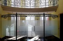 Установка  цельностеклянных перегородок NAYADA-Crystal с цельностеклянными дверьми