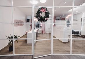 Изготовление и установка стеклянных перегородок в г.Тюмени для салона красоты.