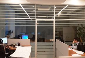 Изготовление и установка офисных перегородок  и облицовка стен  панелями