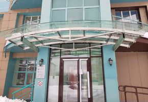 Стеклянный козырек в Фонде поддержки предпринимателей Югры г. Нижневартовск