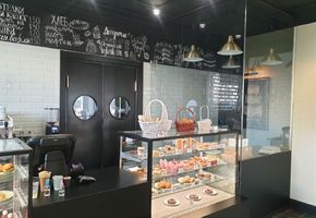 В Тюмени продукция Nayada украсила интерьер кондитерской.