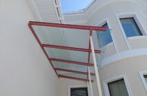 Монтаж стеклянных козырьков на металлическом каркасе