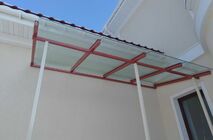 Монтаж стеклянных козырьков на металлическом каркасе