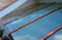 Монтаж стеклянных козырьков на металлическом каркасе