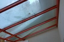 Монтаж стеклянных козырьков на металлическом каркасе