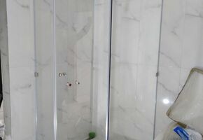 Угловая душевая в частном интерьере