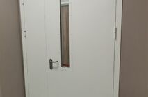 Установка противопожарных дверей в клинике 