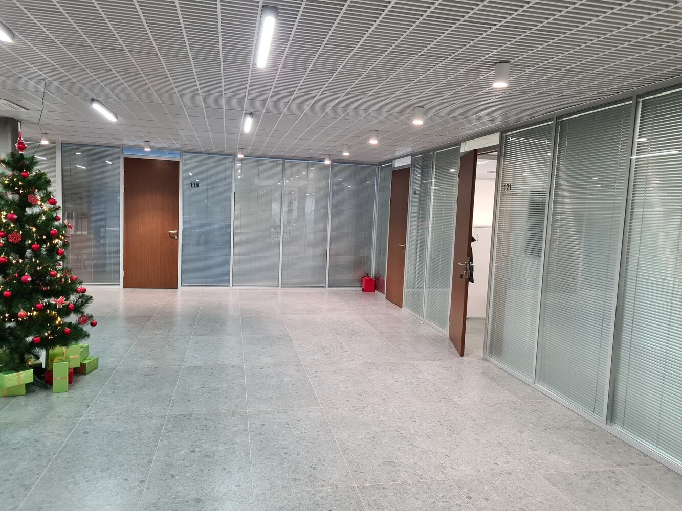 Установка офисных перегородок и дверей в офисном центре \"Судостроитель ...