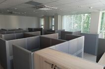 Установка мобильных перегородок и мебели в офисе компании 