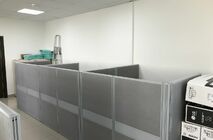 Установка мобильных перегородок и мебели в офисе компании 