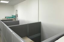 Установка мобильных перегородок и мебели в офисе компании 