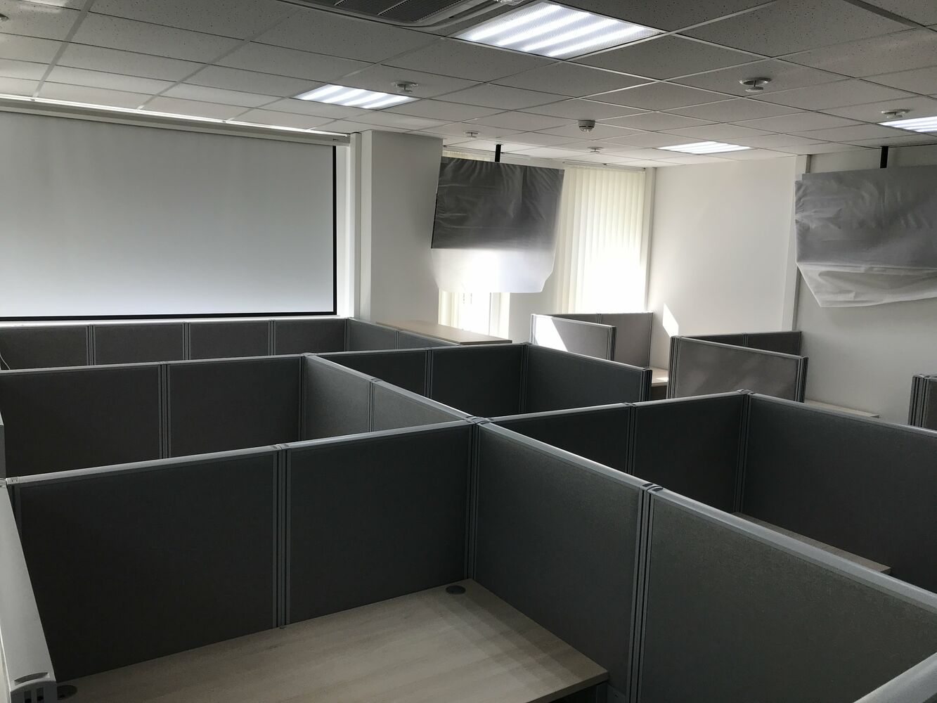 Установка мобильных перегородок и мебели в офисе компании 