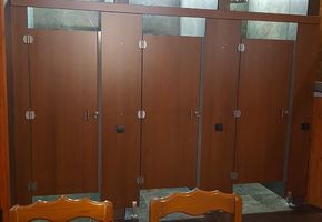 Сантехнические кабинки и шкафчики для переодевания на источнике Аван