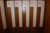 Сантехнические кабинки и шкафчики для переодевания на источнике Аван