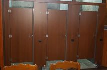 Сантехнические кабинки и шкафчики для переодевания на источнике Аван