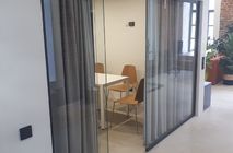 Изготовление перегородок из стекла для компании Брусника