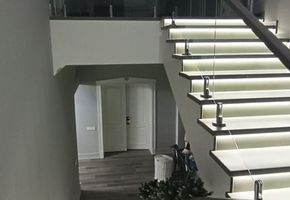 Установка лестничных ограждений из стекла