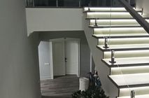 Установка лестничных ограждений из стекла