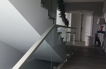 Установка лестничных ограждений из стекла
