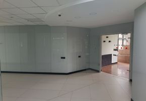 Облицовка стеклянными панелями в офисе СПК