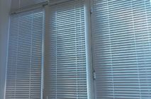 Горизонтальные алюминиевые жалюзи для стоматологии «Азур-Дент»