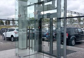 Изготовление цельностеклянной перегородки и входной группы для автосалона Chery г. Пермь