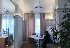 Изготовление цельностеклянной перегородки и цельностеклянных дверей для офиса продаж ЖК Скандиа