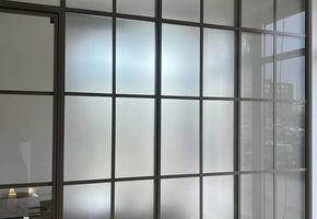 Стационарные перегородки Nayada – Standart Lite и Дверь Nayada Slim в офис продаж ЖК «Прео».