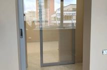 Установка откатных дверей и цельностеклянной перегородки Nayada Crystal для стоматологии Дэнт-Элит г. Екатеринбург
